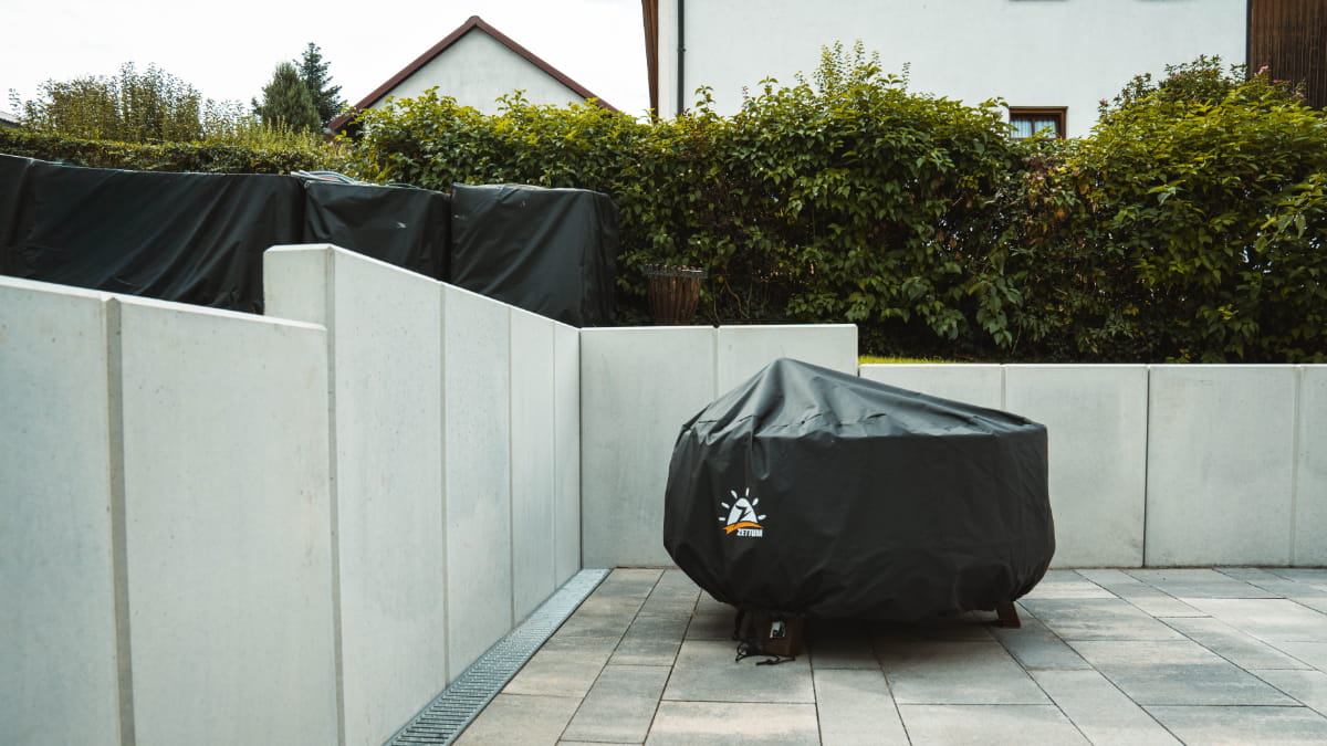 Gepflasterter Hofbereich mit hellen Beton-Randsteinen als abgestufte Einfassung.