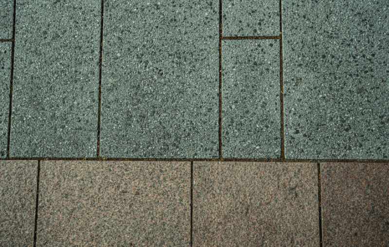 Detailaufnahme zweifarbiger Granitplatten auf dem Coburger Bahnhofsplatz – Referenzprojekt von Christian Knoch Tiefbau.