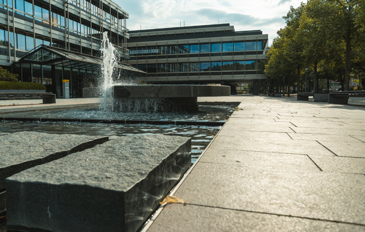 Bodentiefe Aufnahme der Brunnenanlage mit großformatigen Granitplatten auf dem Coburger Bahnhofsplatz – Referenzprojekt von Christian Knoch Tiefbau.