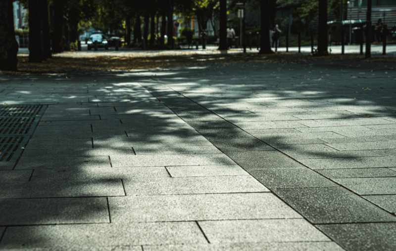 Schattenspiel auf den großformatigen Granitplatten des Coburger Bahnhofsplatzes – Referenzprojekt von Christian Knoch Tiefbau.